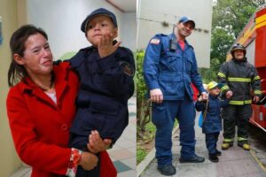 Momento em que o garoto tocou o sino junto de seu ‘super-herói’