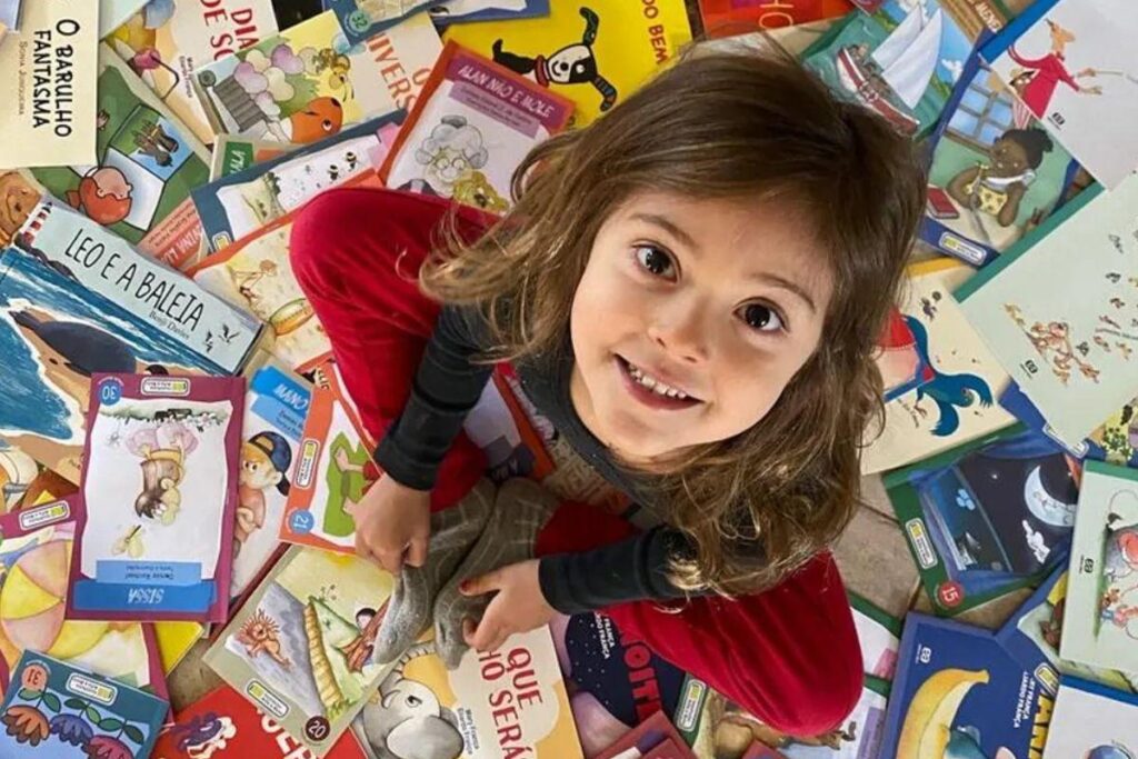 Nina ao lado de sua irmã mais nova, Mia