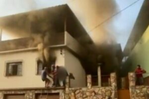 Vizinhos em ato heróico quebram grade da janela para salvar menino