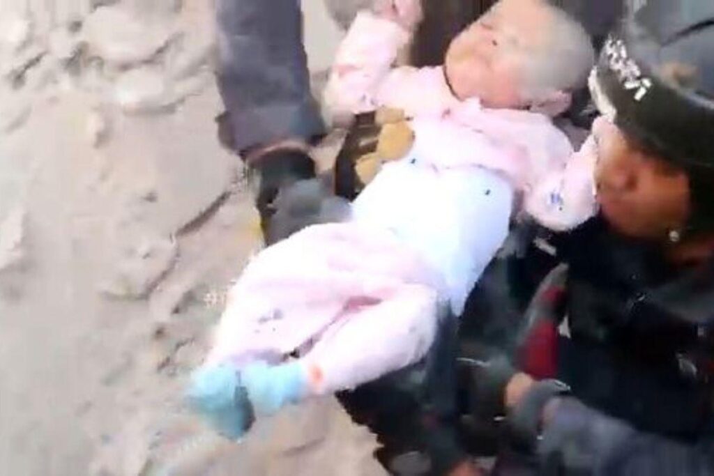 Bebê é resgatado após desabamento
