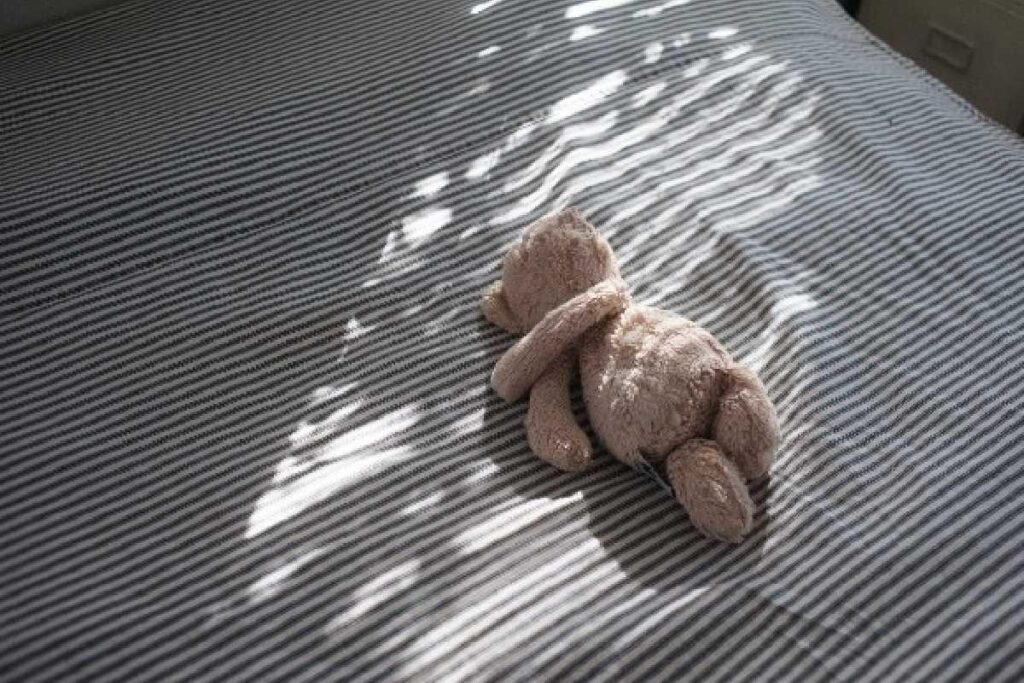 O padrasto arremessou o bebê no chão de propósito após uma briga com a mãe