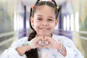 Menina de 7 anos passa por cirurgia para salvar a visão dela