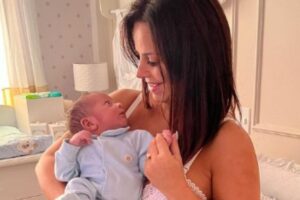 Viviane Araujo em cliques mostrando o filho