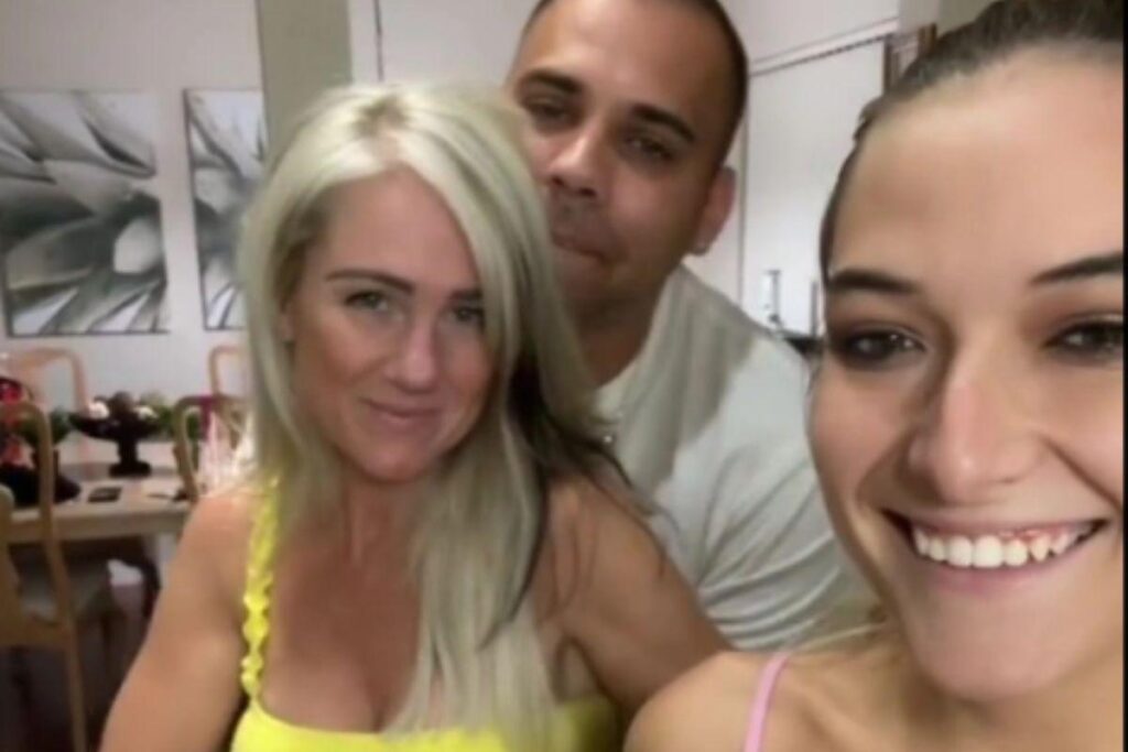 Filha conta que deixa a mãe e a irmã dormirem com o marido dela