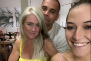 Filha conta que deixa a mãe e a irmã dormirem com o marido dela