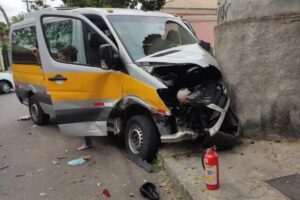 Van escolar sofre acidente e deixa crianças feridas