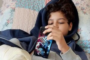 Uma das fotos postadas no perfil de Gustavo junto das profissionais de saúde