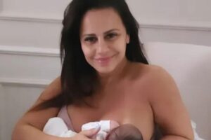 Viviane Araujo com Joaquim em seus braços enquanto o amamenta