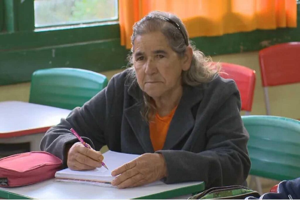 Idosa que não pôde estudar na infância retoma estudos e é exemplo dentro da escola