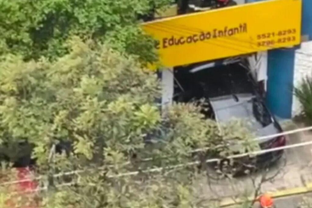Carro invade creche na zona Sul da cidade de  São Paulo