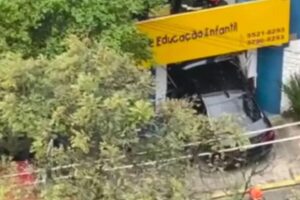 Carro invade creche na zona Sul da cidade de  São Paulo