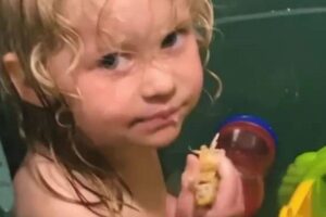 Criança é pega comendo frango do jantar no banho