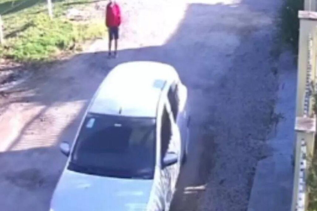 Pai vai para escola sozinho e esquece de levar filho