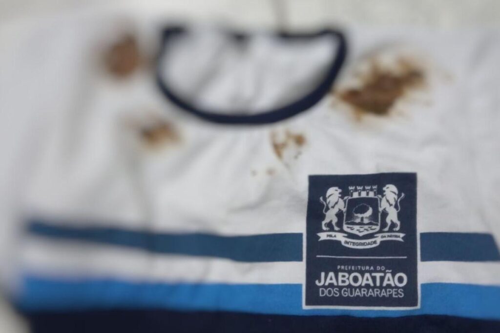 Menino de 8 anos é forçado a comer fezes em escola