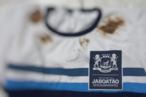 Menino de 8 anos é forçado a comer fezes em escola