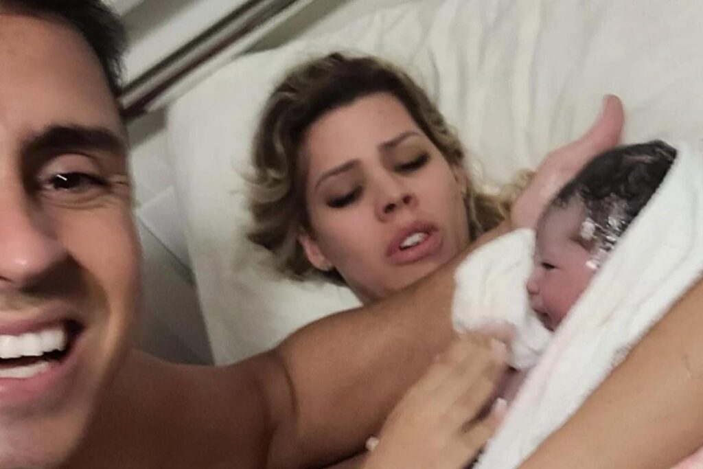 Pais fazem parto em casa, pois a bolsa da mãe estorou e não deu tempo de chegar no hospital