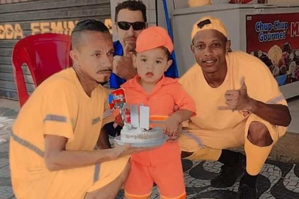 Anthony no dia de sua festa junto de seus ‘ídolos’, os coletores de lixo