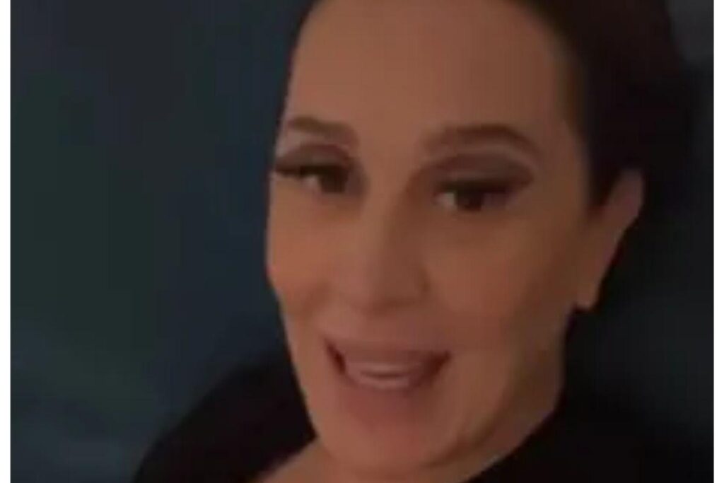 Claudia Raia apareceu com os cachorros no fim do dia