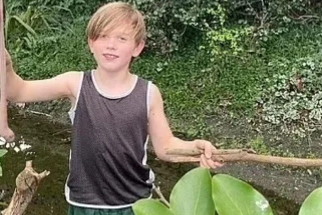 Menino encontrou minhoca gigante no quintal de casa