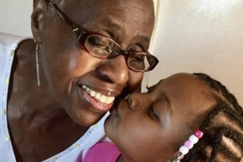 Mulher idosa adota 189 crianças