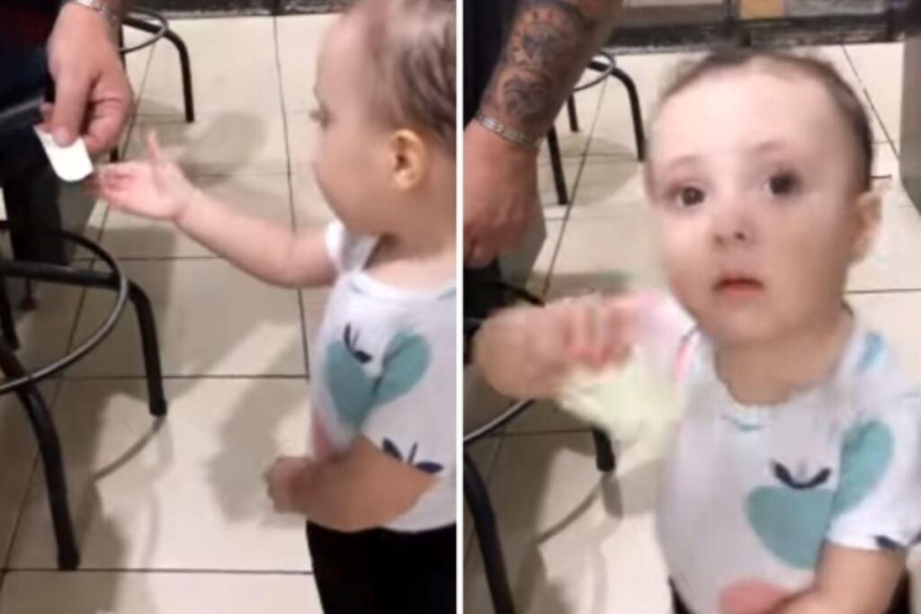 Criança viraliza ao pedir dinheiro para o pai