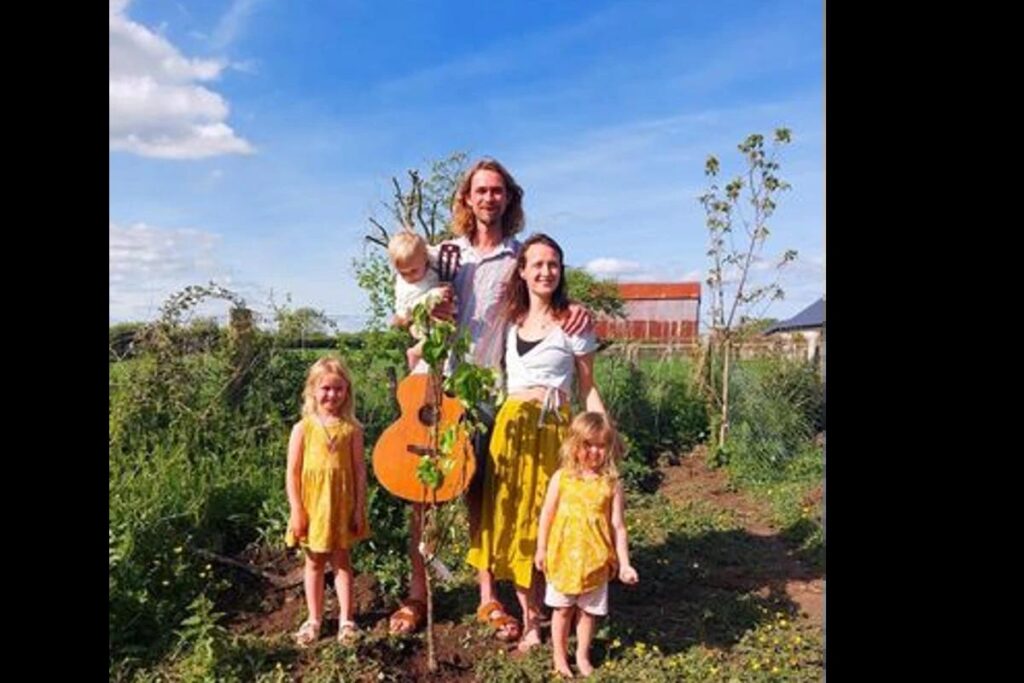 Família cria filhos em comunidade própria