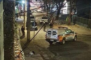 O homem está mantendo eles de reféns