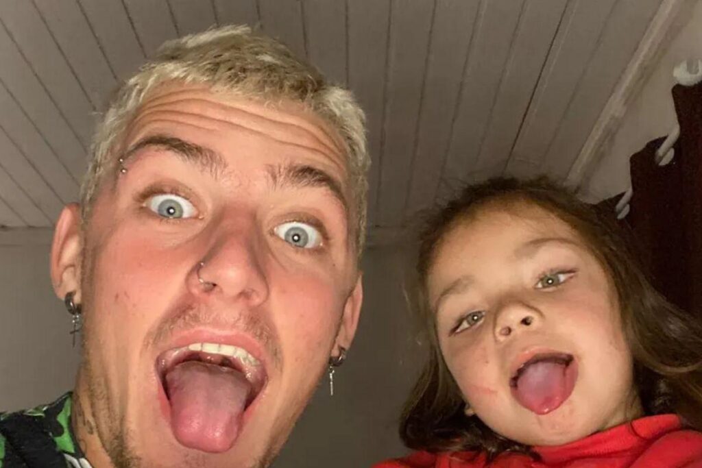 Menina viraliza ao aparecer brincando com sapos