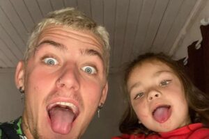 Menina viraliza ao aparecer brincando com sapos