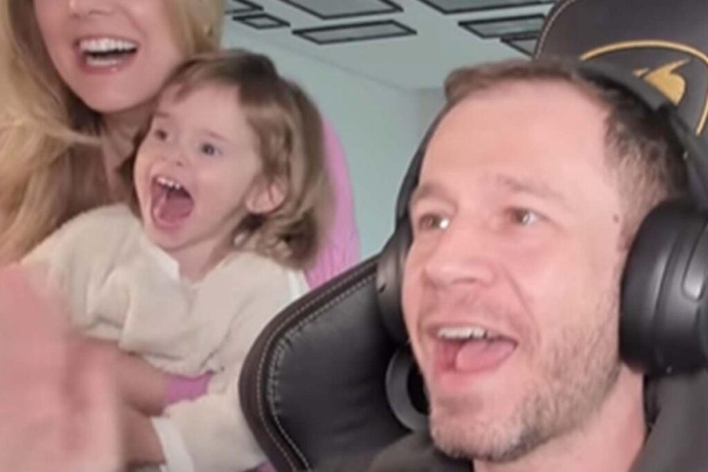 Momento em que Lua aparece ao lado dos pais durante live