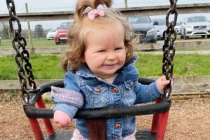 Criança ganha boneca sem antebraço