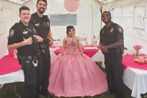 Os policiais ignoraram a denúncia de barulho e se sentaram para comer o bolo da aniversariante