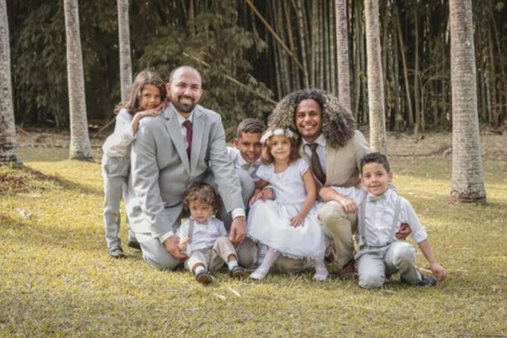 Casal homoafetivo se emociona em batizado dos filhos