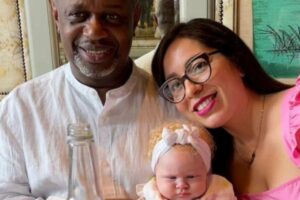 Julie-Marie a bebê albina de 15 meses filha de Malcolm e Marwa