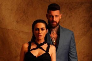 Cleo e o marido, Leandro Dlucca, posaram juntos e a atriz colocou a mão na barriga, levantando hipótese de gravidez