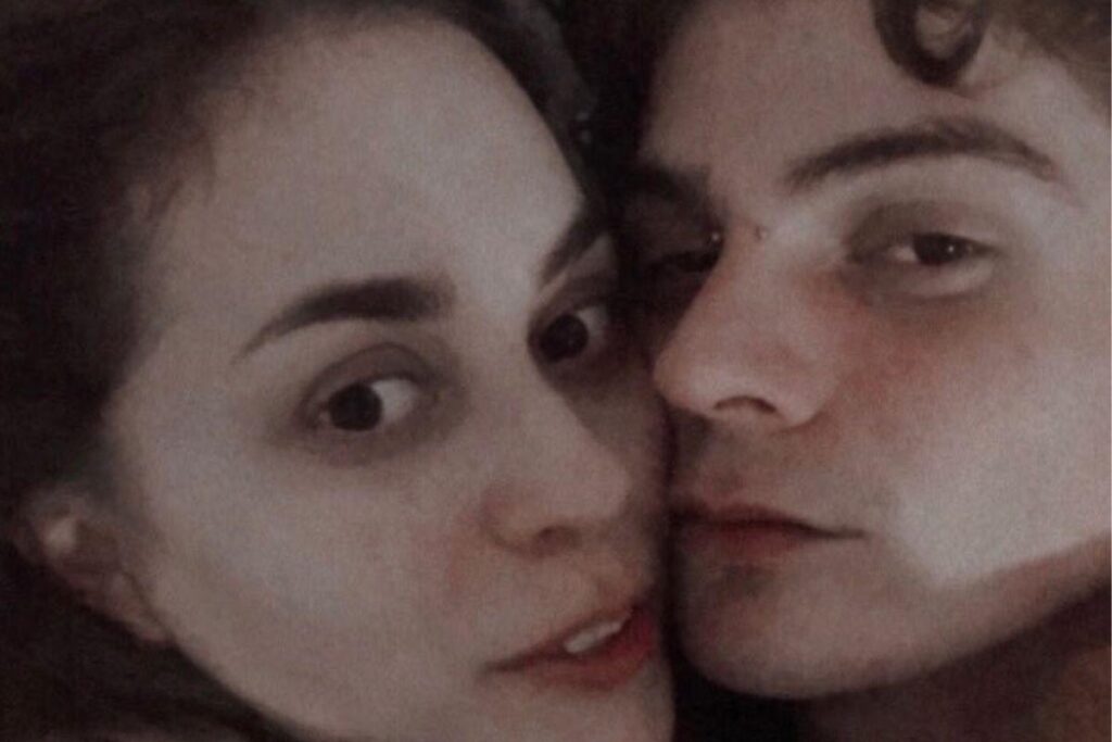 Irmãos assumem romance nas redes sociais