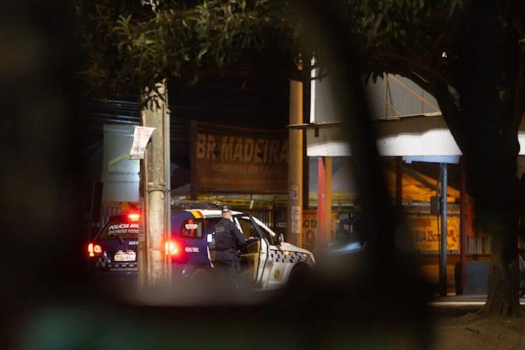 Depois do crime, comerciantes locais resolveram quebrar o veículo do idoso