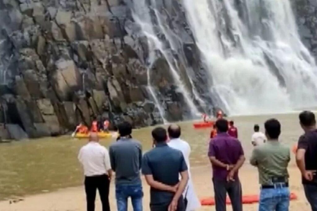 Seis pessoas morrem ao tentar salvar garotas de afogamento