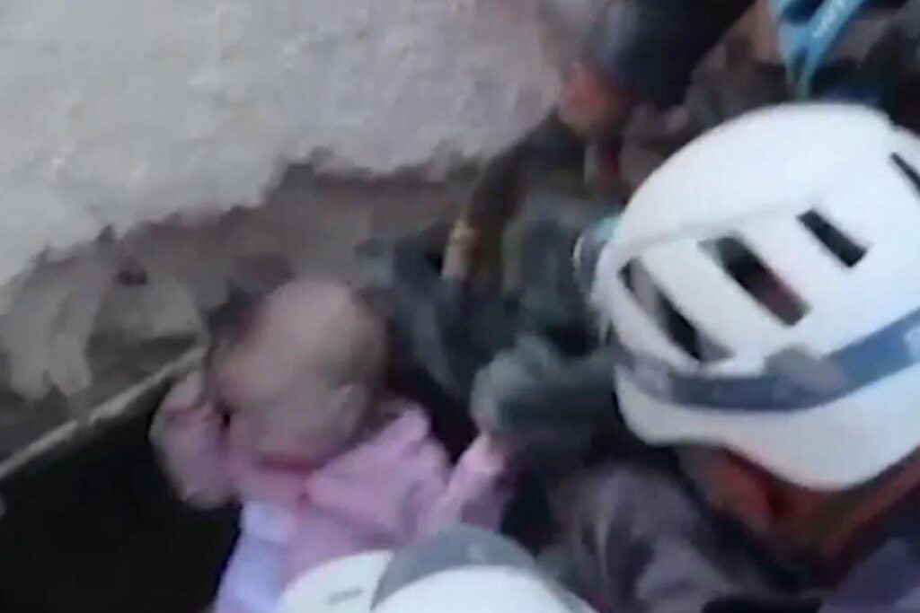 Bebê foi salva por equipes de resgate após ficar muito tempo preso nos escombros