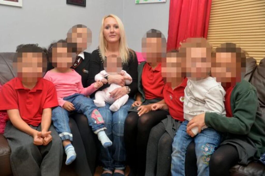 Marie e os oito filhos em parque de diversão, os filhos tem entre 10 e 22 anos