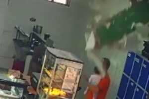 Bebê e pai são atingidos por teto de padaria