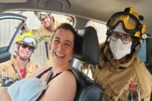 Mãe dá à luz dentro de carro