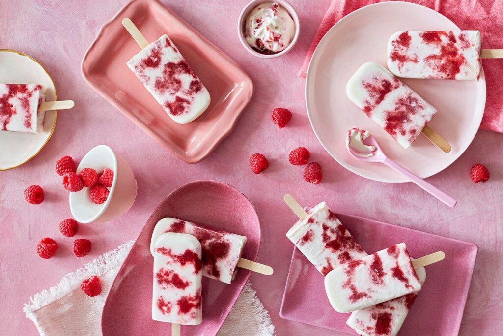 Doce na medida certa e bastante refrescante, o sorvete de frutas vermelhas é uma ótima aposta para fazer com a sua família