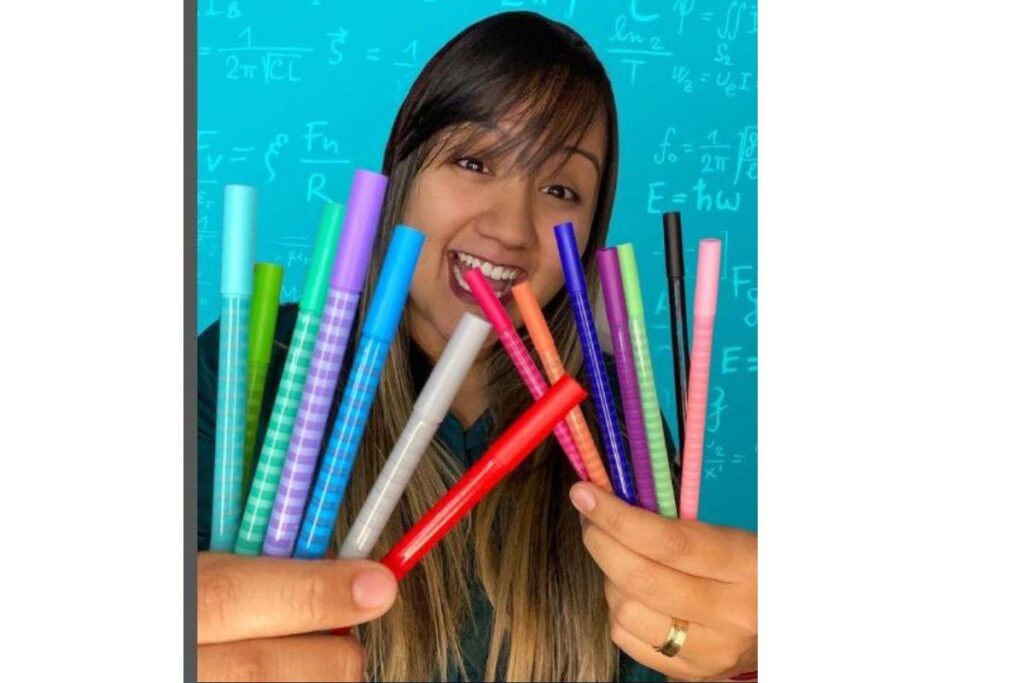 Professora incentiva aos a tirarem notas altas em matemática com figurinhas