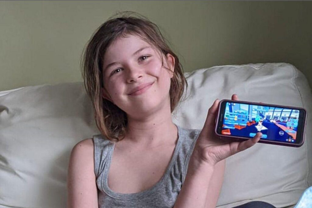 Elizabeth gastou quase três mil reais em um jogo de aplicativo enquanto os pais estavam distraídos