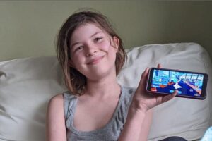 Elizabeth gastou quase três mil reais em um jogo de aplicativo enquanto os pais estavam distraídos