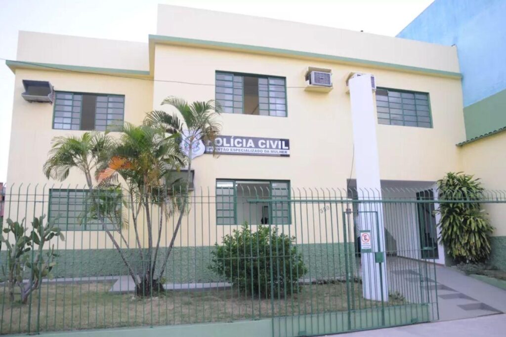 A menina fugiu para sua casa depois da conversa suspeita com o homem