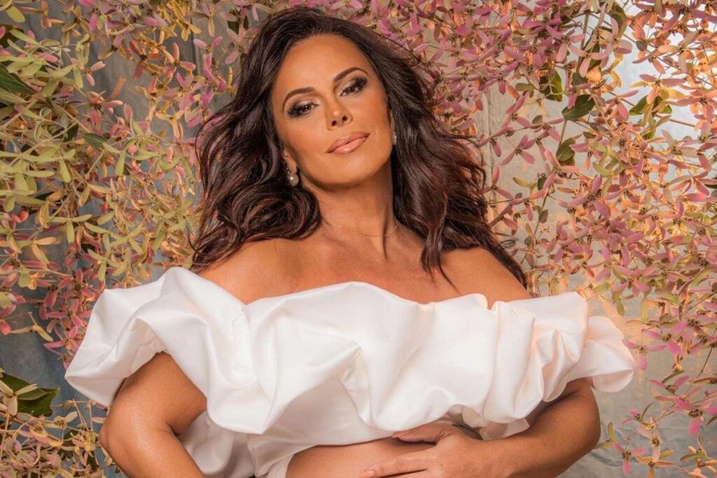 Viviane Araujo posta foto do filho