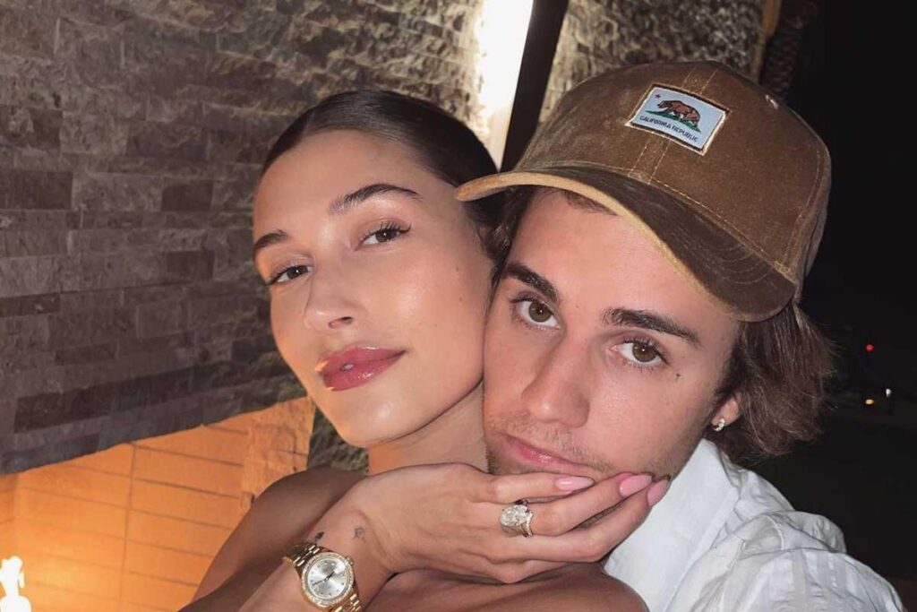 Hailey Bieber é filha de brasileira e declarou seu amor pelo país nas redes sociais