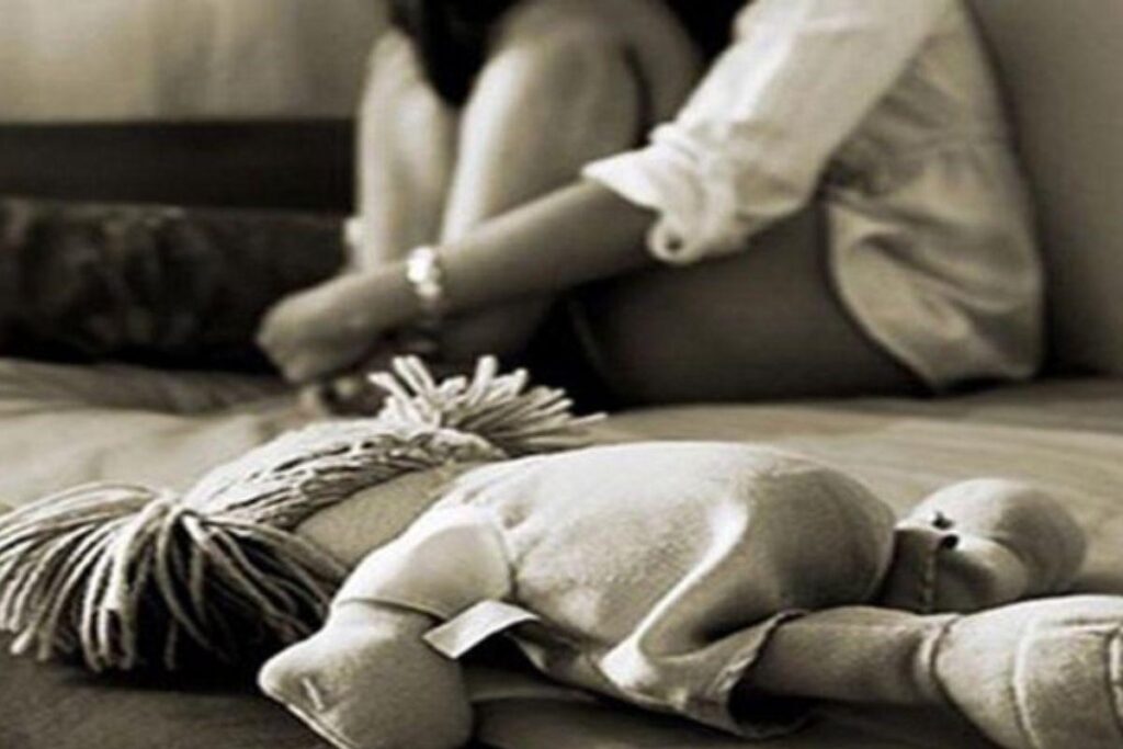 A menina sofreu abuso do jovem